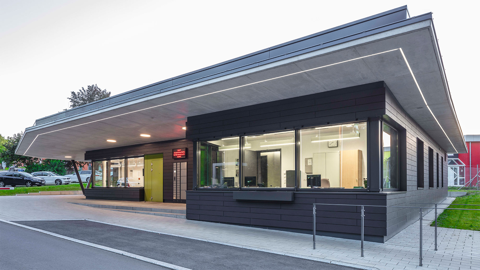 Eingangsbereich militärischer Liegenschaft (Referenz) Gesicherter Eingangsbereich einer militärischen Liegenschaft mit Zugangskontrolle