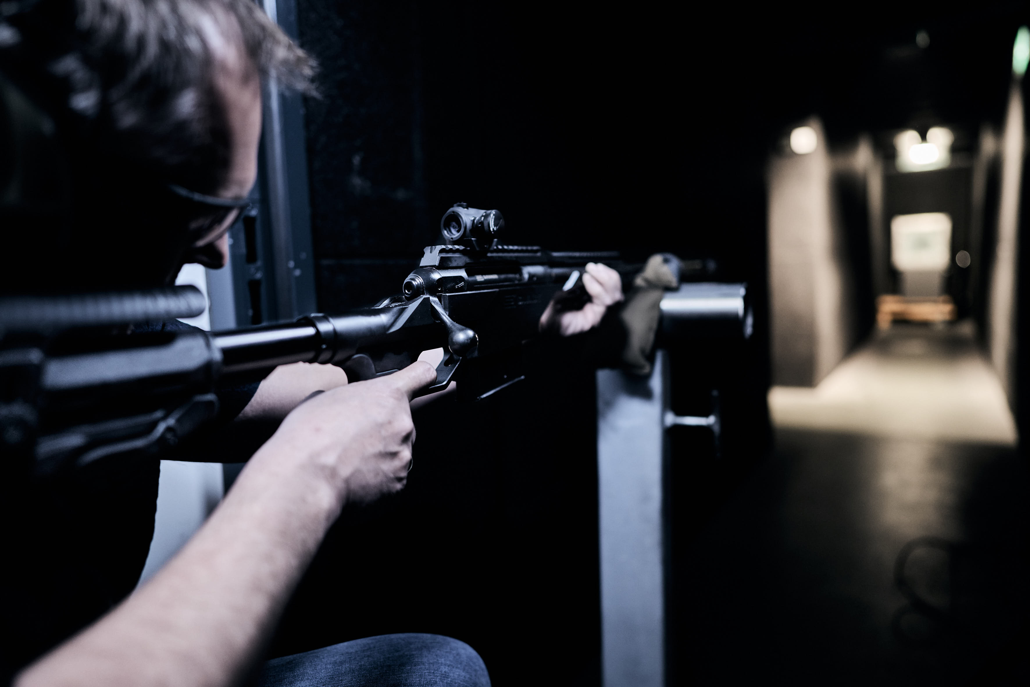 Sälzer Mitarbeiter beim Beschusstest mit Gewehr Sälzer Mitarbeiter beim Beschusstest mit Gewehr