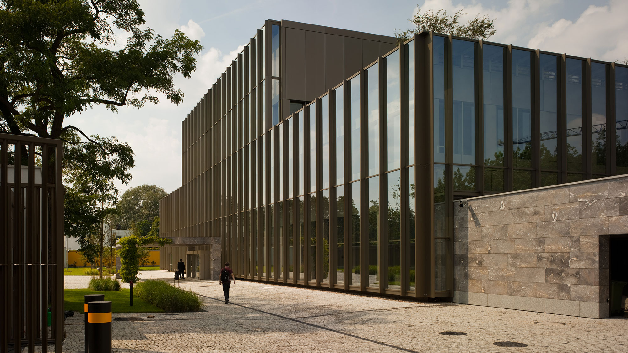 Fassade Deutsche Botschaft Warschau (Referenz) Fassade der Deutschen Botschaft in Warschau mit ballistischen Schutzsystemen