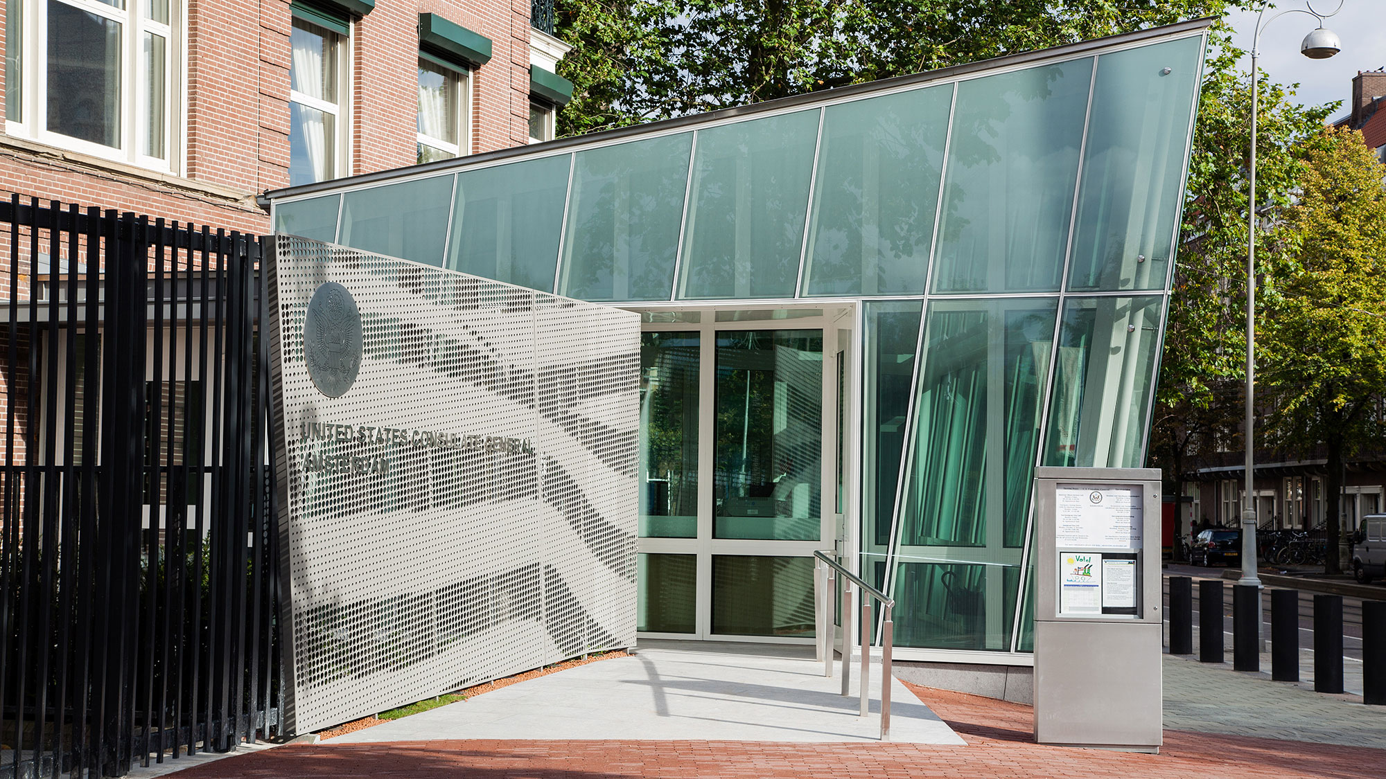 US-Konsulat in den Niederlanden (Referenz) Gesicherter Eingang eines US-Konsulats in den Niederlanden mit SÄLZER Sicherheitssystemen