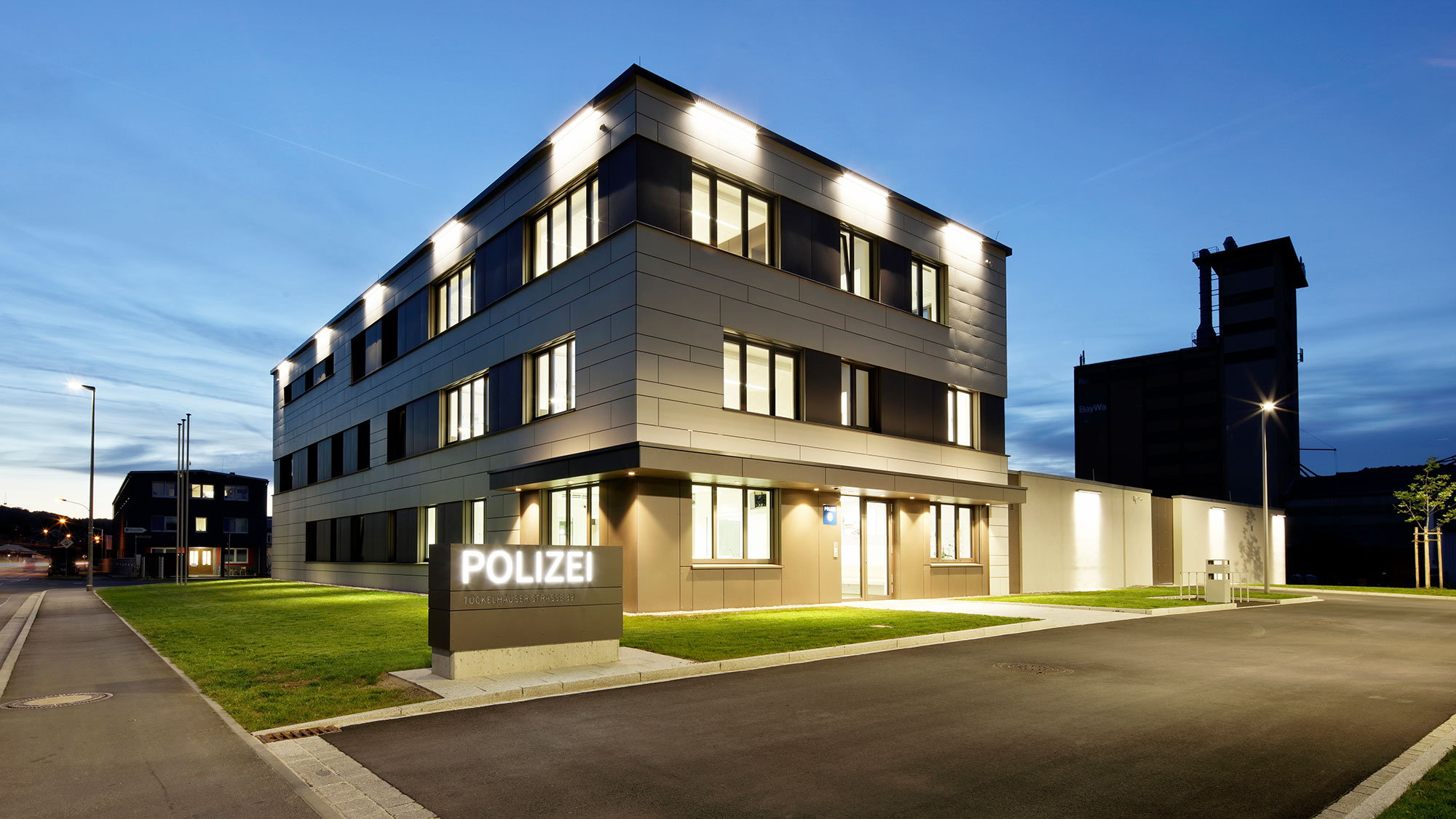 Polizeistation Deutschland (Referenz) Polizeistation in Deutschland mit gesicherten Fenstern und Türen