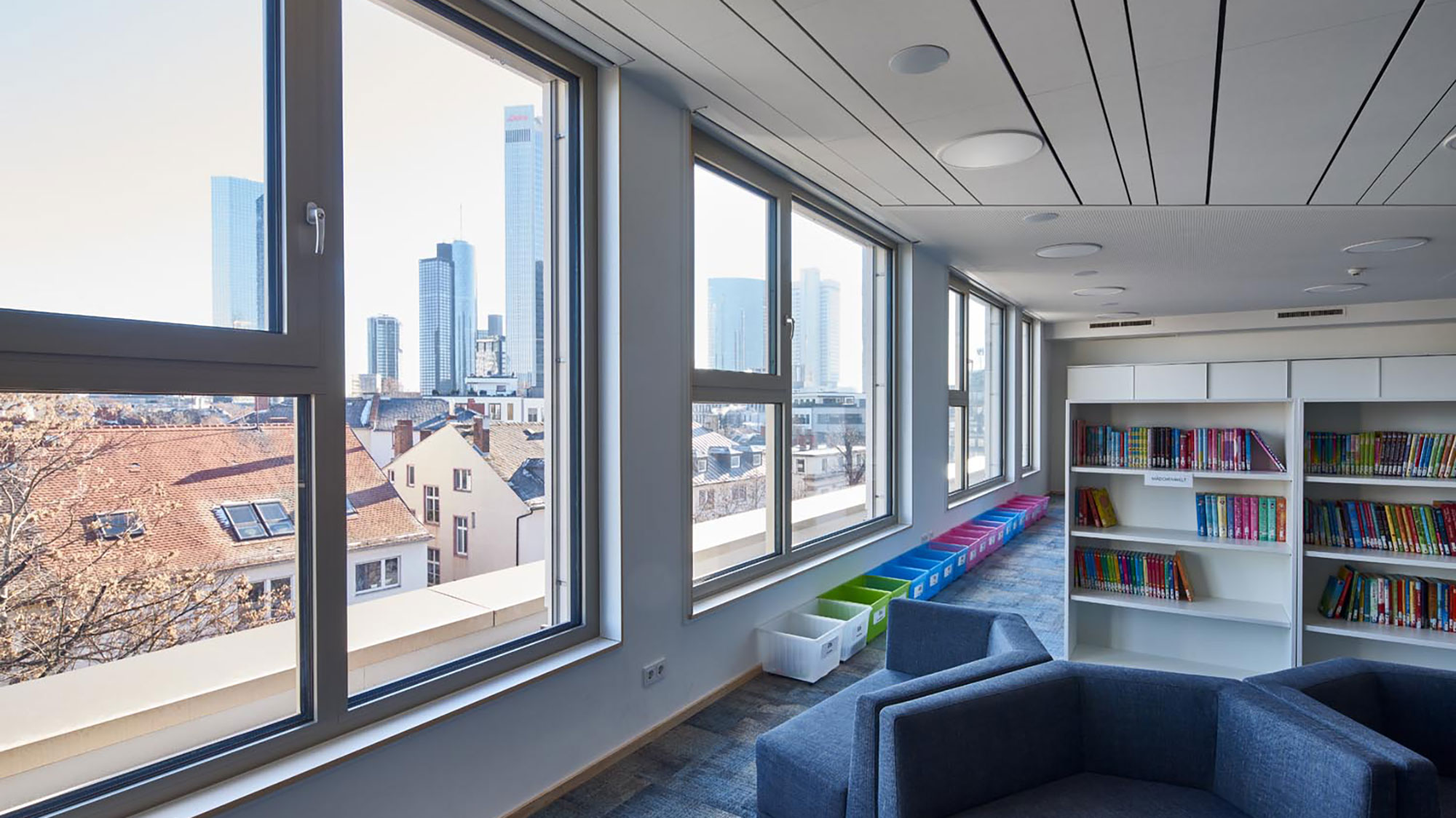 Hochabgesichertes Klassenraum-Fenster (Referenz) Sicherheitsfenster in einem Klassenraum, verstärkte Verglasung