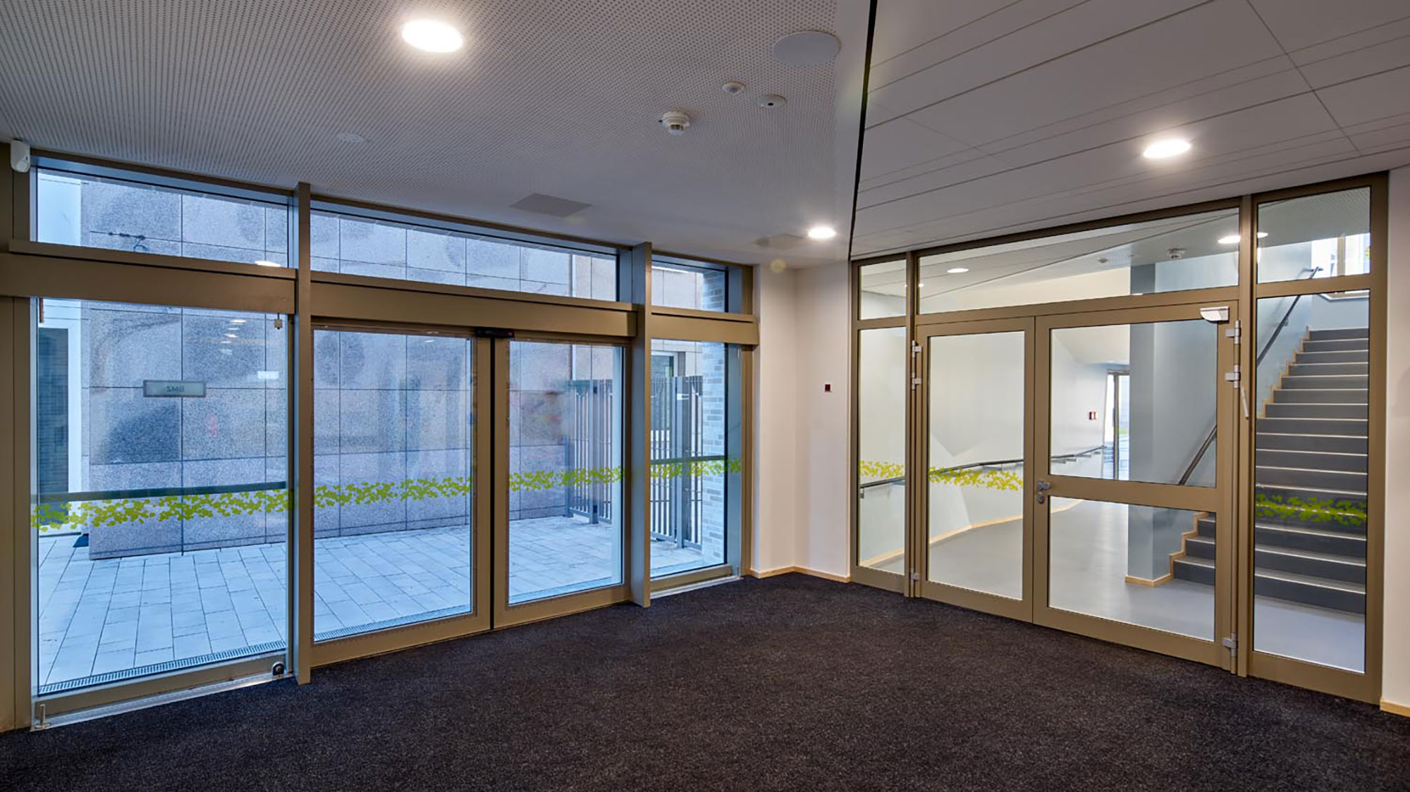 Gesicherter Eingang Schulgebäude (Referenz) Gesicherter Haupteingang eines Schulgebäudes mit SÄLZER Sicherheitstür