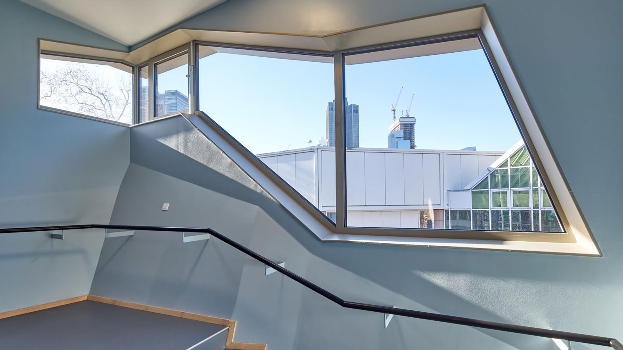 Hochabgesichertes Schulfenster (Referenz) Hochabgesichertes Fenster eines Schulgebäudes mit Schutz vor Einbruch oder Durchschuss