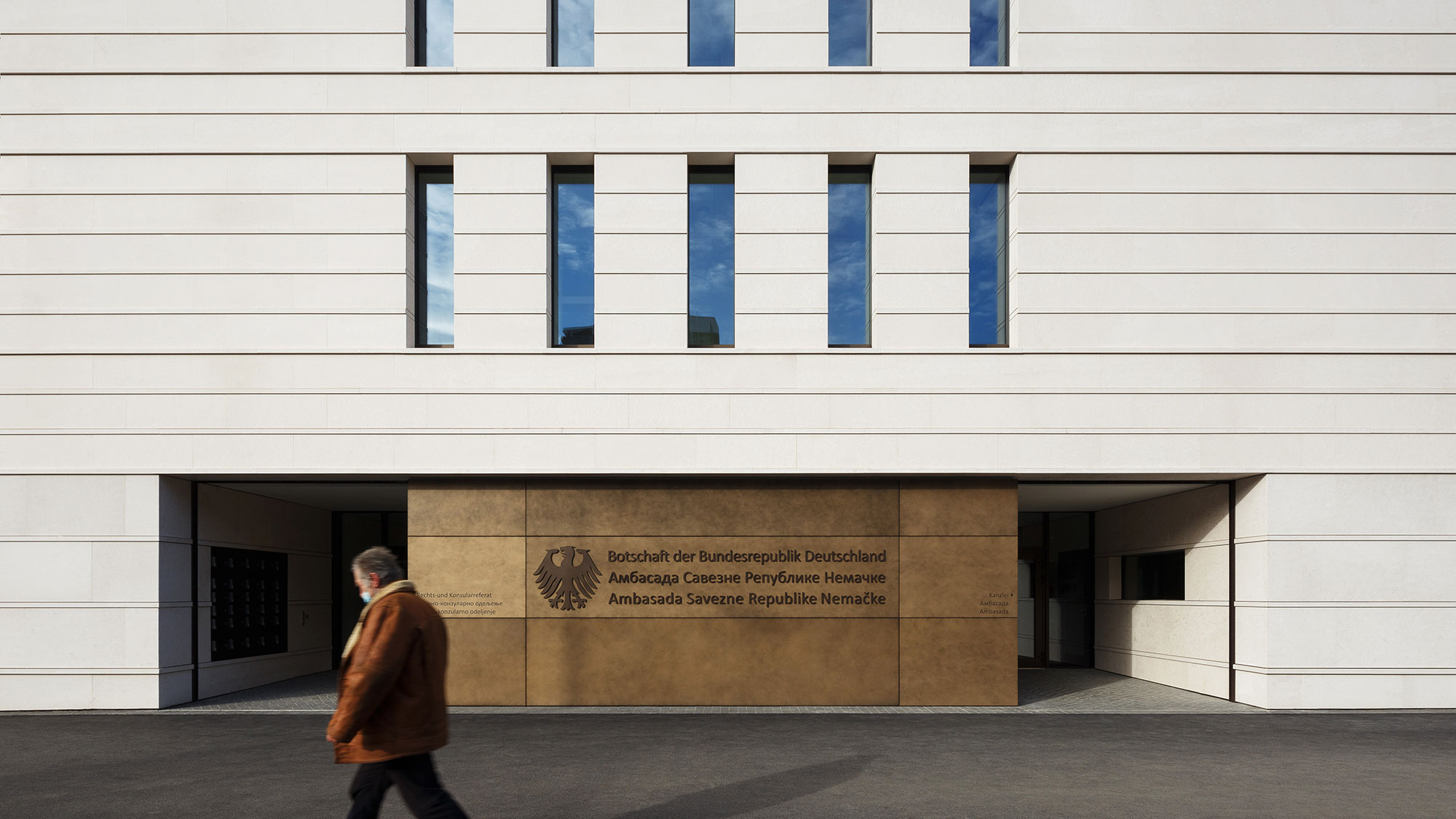 Deutsche Botschaft Belgrad (Referenz) Außenansicht der Deutschen Botschaft in Belgrad mit verstärktem Schutz