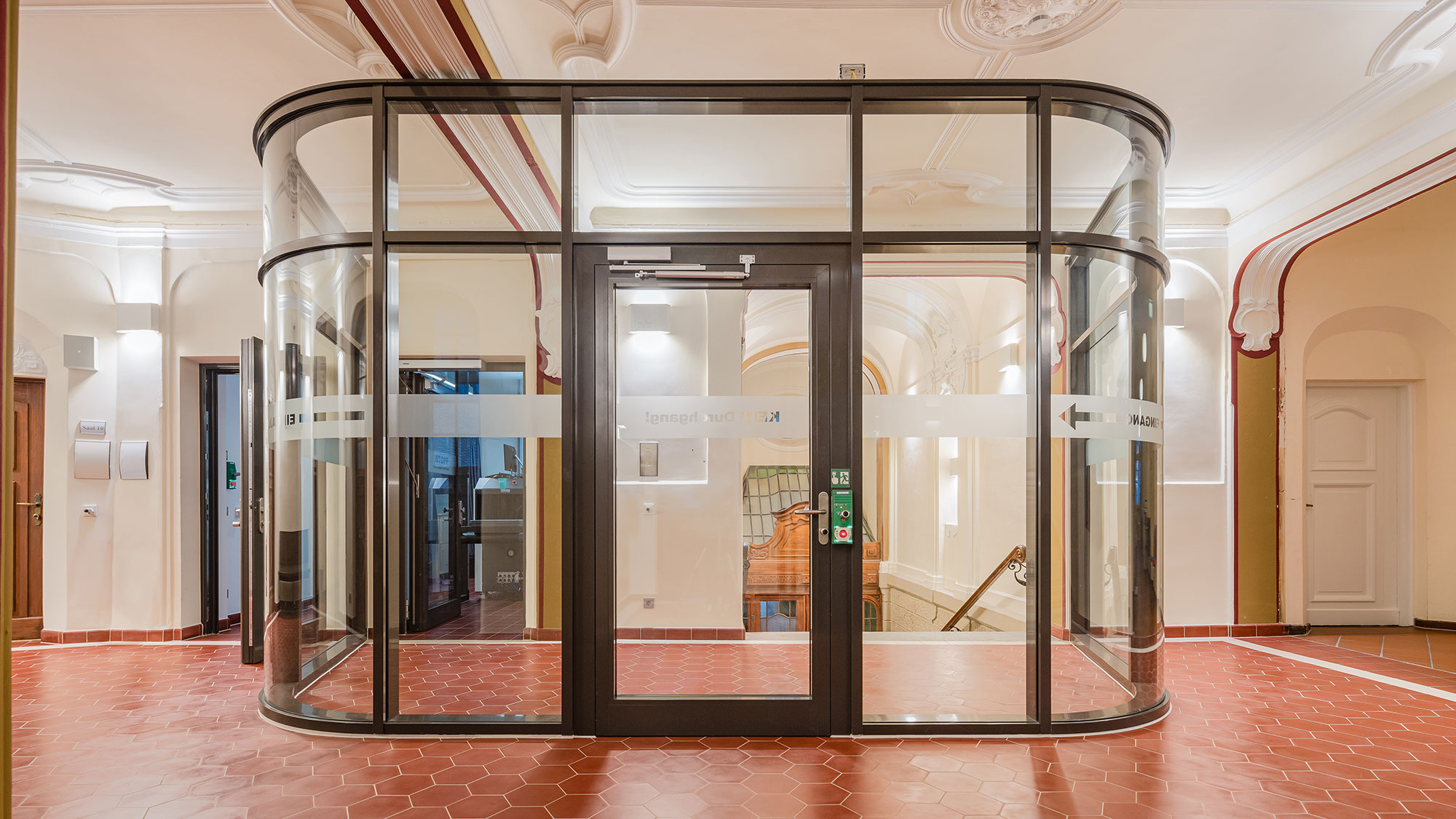 Sicherheitsschleuse Gericht (Referenz) Sicherheitsschleuse in einem Gerichtsgebäude mit Zugangskontrolle und Schleusentüren