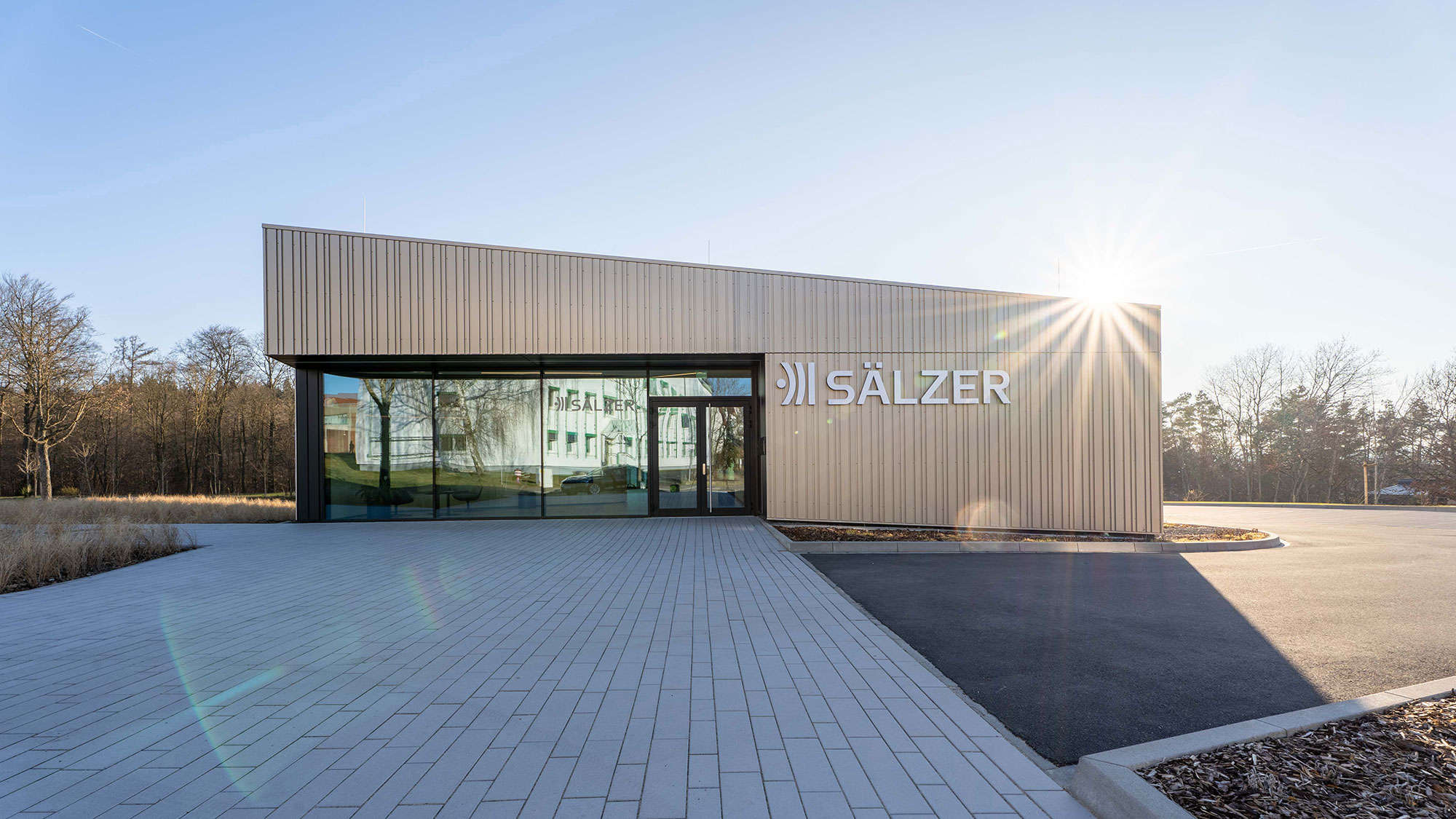 Kompetenzzentrum in Marburg (Referenz) Außenansicht des SÄLZER Kompetenzzentrums in Marburg mit Sicherheitsfassade
