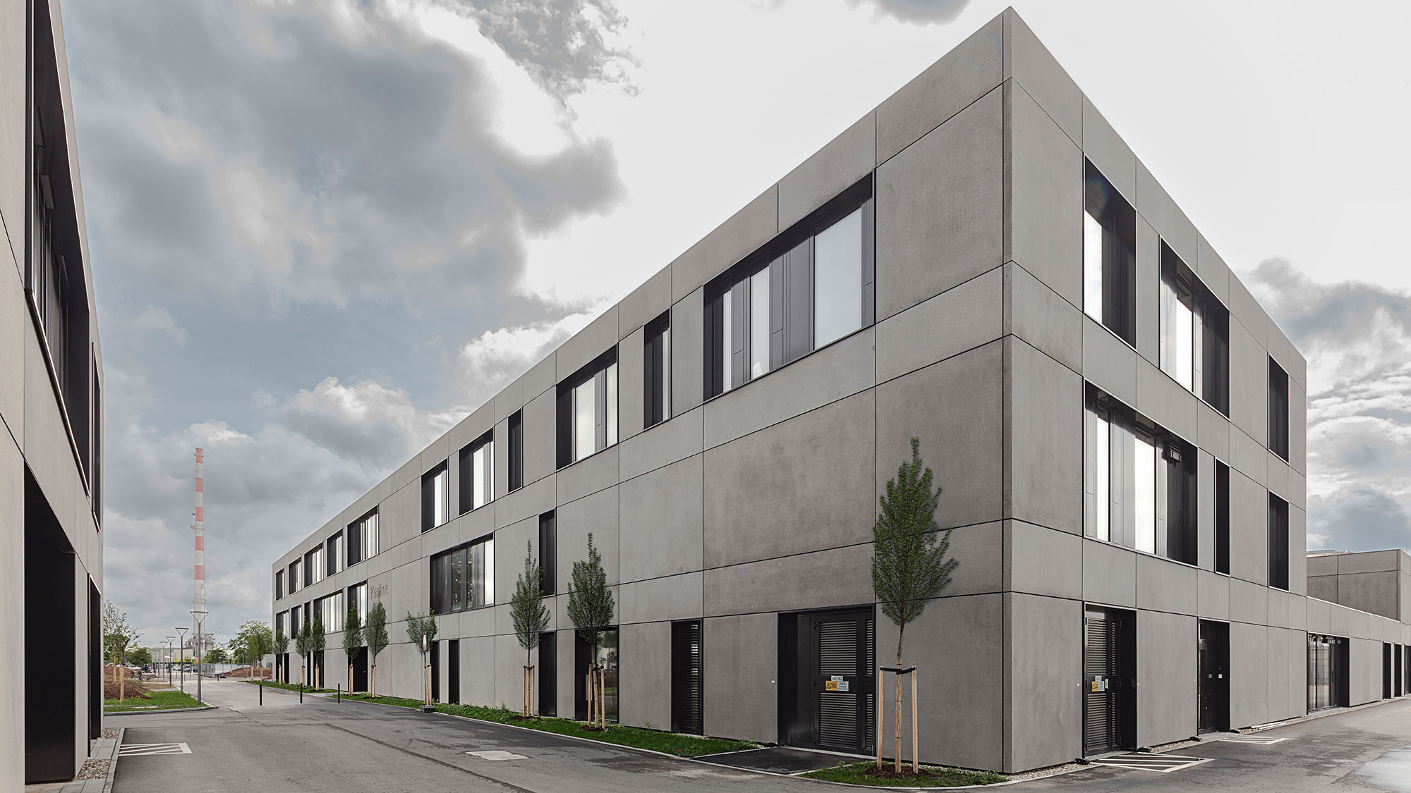 Verwaltungsgebäude auf einem Industrie-Komplex (Petrochemie) Verwaltungsgebäude eines petrochemischen Industriekomplexes mit Sicherheitskonstruktionen