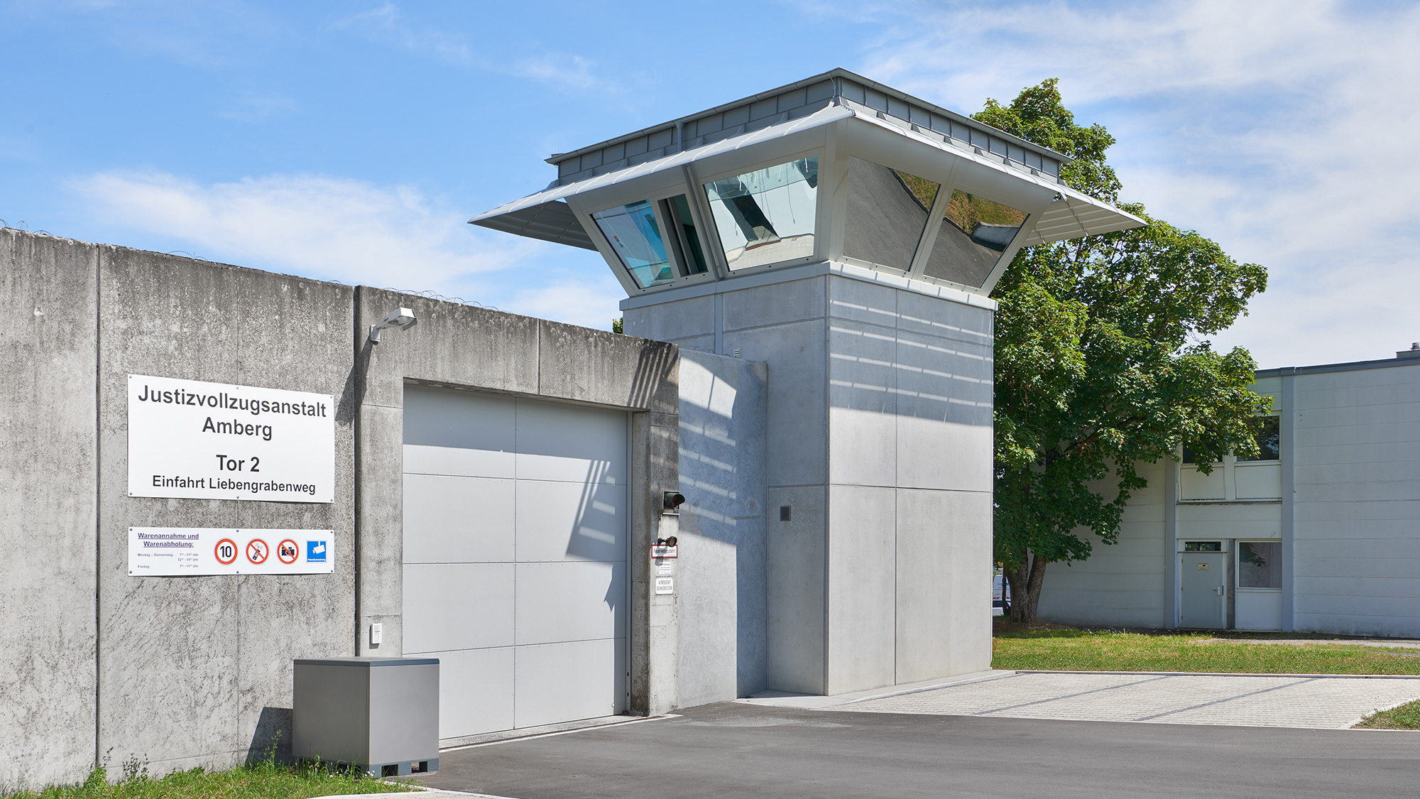 Wachturmkanzel in JV-Anstalt (Referenz) Wachturmkanzel einer Justizvollzugsanstalt mit Sicherheitsverglasung